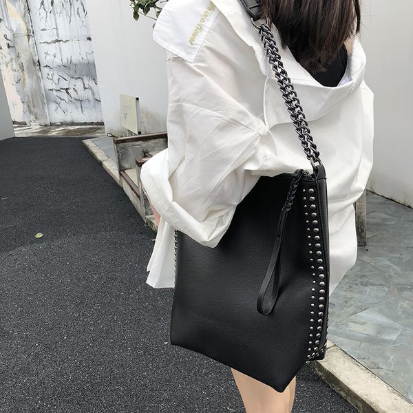 early autumn 2019 wind retro bag rivet soft leather shoulder messenger bag large capacity casual women's chain
early autumn 2019 wind retro bag rivet soft leather shoulder messenger bag large capacity casual women's chain