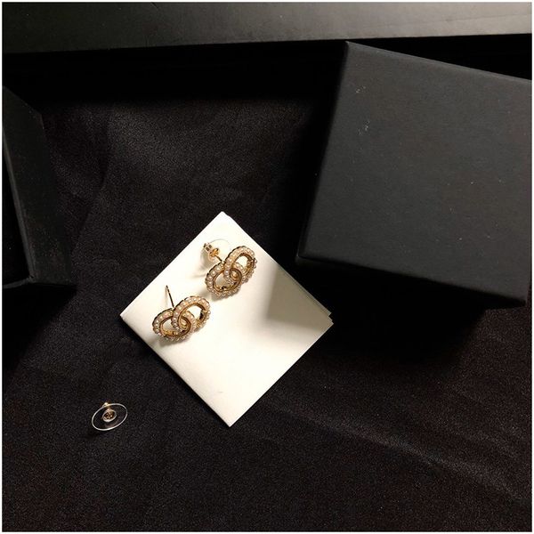 women earrings gold compact temperament simple pearl earrings for women luxury designer jewelry women with stamp with boxs, Golden;silver
women earrings gold compact temperament simple pearl earrings for women luxury designer jewelry women with stamp with boxs, Golden;silver