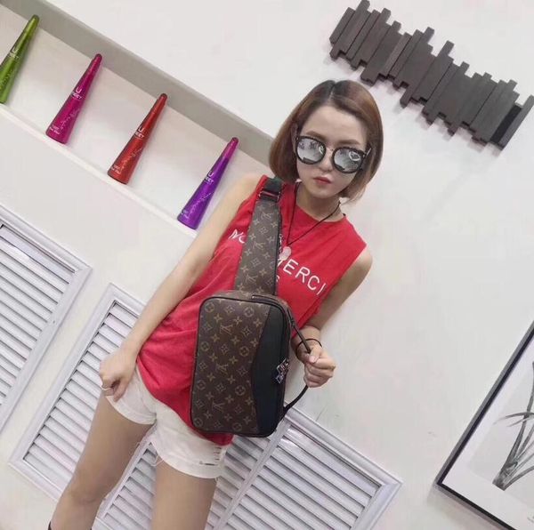 2019 super capacity bucket woollen fabric double chain design cool and romantic travel with a variety of back
2019 super capacity bucket woollen fabric double chain design cool and romantic travel with a variety of back