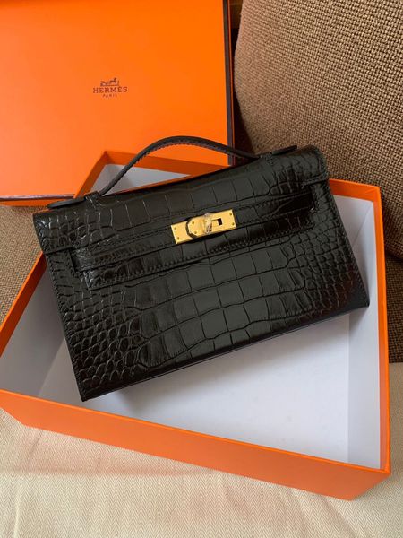 classic lady's handbag 7a high-end custom quality handbag fashion business casual style metal accessories with long shoulder strap
classic lady's handbag 7a high-end custom quality handbag fashion business casual style metal accessories with long shoulder strap