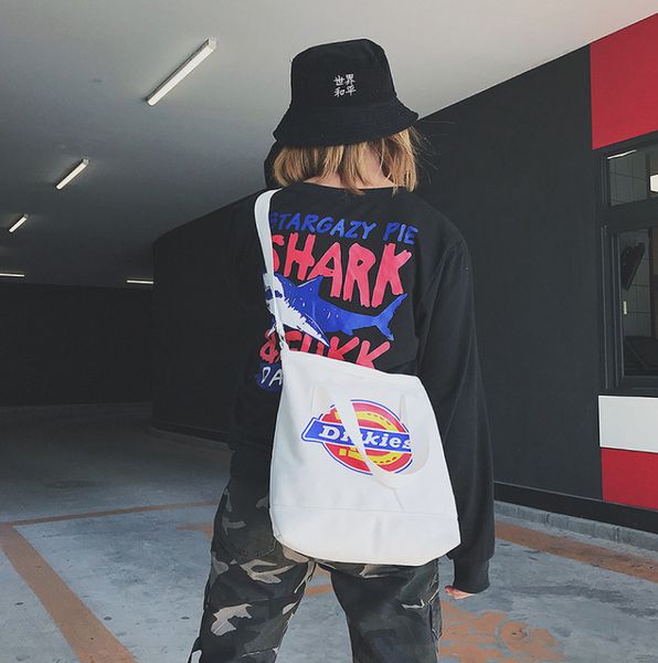 2019 single shoulder bag men and women white leisure bags designer brand package handbag outdoor bag backpack
2019 single shoulder bag men and women white leisure bags designer brand package handbag outdoor bag backpack