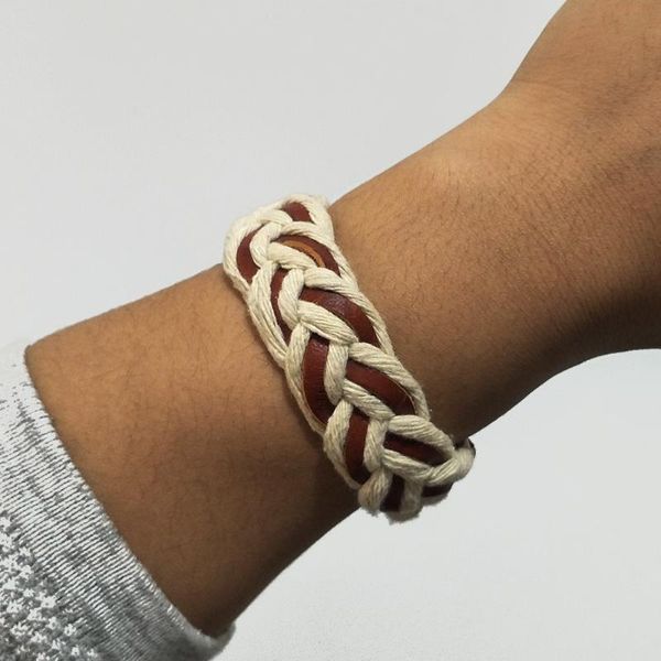 широкий плетение rope friendship регулируемые браслеты для мужчин pu хлопок ручного браслета браслеты моды ювелирных подарков 2019, Golden;silver
широкий плетение rope friendship регулируемые браслеты для мужчин pu хлопок ручного браслета браслеты моды ювелирных подарков 2019, Golden;silver