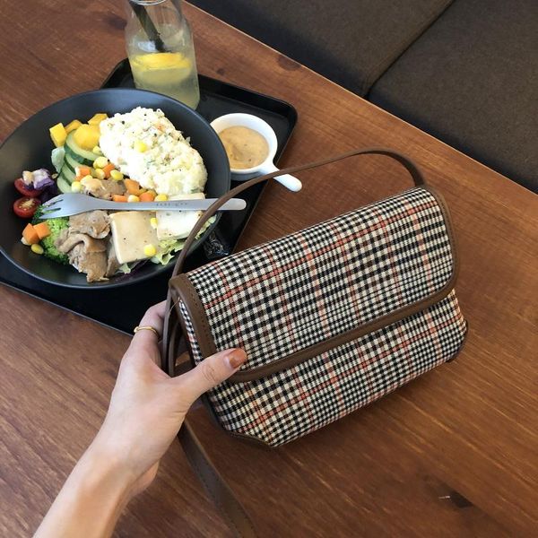 2020 korean version of the new retro plaid shoulder messenger bag student small square bag
2020 korean version of the new retro plaid shoulder messenger bag student small square bag