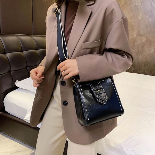 2020 new ladies bucket bag korean fashion casual simple waterproof retro large capacity crossbody shoulder bag women's
2020 new ladies bucket bag korean fashion casual simple waterproof retro large capacity crossbody shoulder bag women's