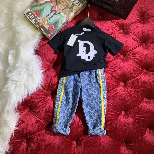 new classic fashion casual short sleeve t-shirt + trousers set letter printing pattern set 030920, White
new classic fashion casual short sleeve t-shirt + trousers set letter printing pattern set 030920, White