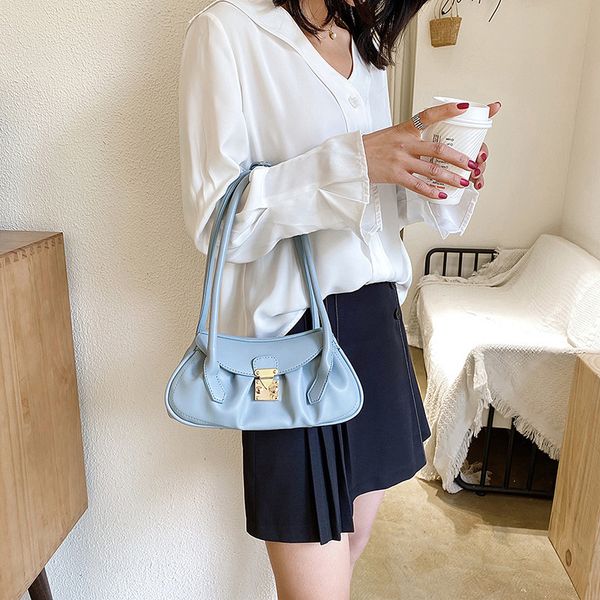 2020 new shoulder bag women's casual fashion korean texture portable small bag lock wrinkle
2020 new shoulder bag women's casual fashion korean texture portable small bag lock wrinkle