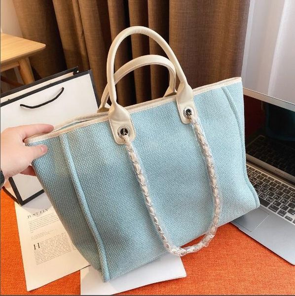 the latest fabrics of shopping bags show in autumn and winter are soft and comfortable. they can be matched with autumn clothes
the latest fabrics of shopping bags show in autumn and winter are soft and comfortable. they can be matched with autumn clothes