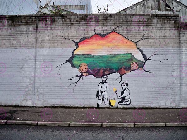 graffiti street belfast banksy hole wall peek through home decor handpainted &hd print oil painting on canvas wall art pictures 200119
graffiti street belfast banksy hole wall peek through home decor handpainted &hd print oil painting on canvas wall art pictures 200119