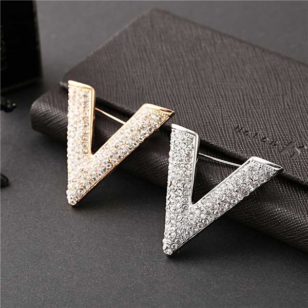 fashion temperament v letter brooches full rhinestone upscale ladies party dress accessories men women charm brooch pins jewelry, Gray
fashion temperament v letter brooches full rhinestone upscale ladies party dress accessories men women charm brooch pins jewelry, Gray