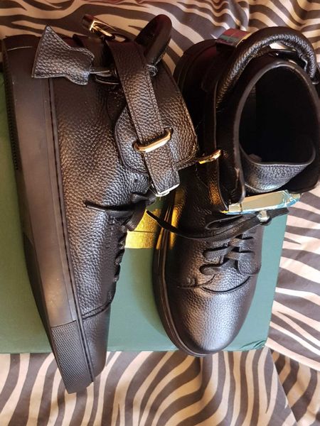 luxury fashion casual shoes men sneakers metal locks comfortable lace-up leather personality with box, Black
luxury fashion casual shoes men sneakers metal locks comfortable lace-up leather personality with box, Black