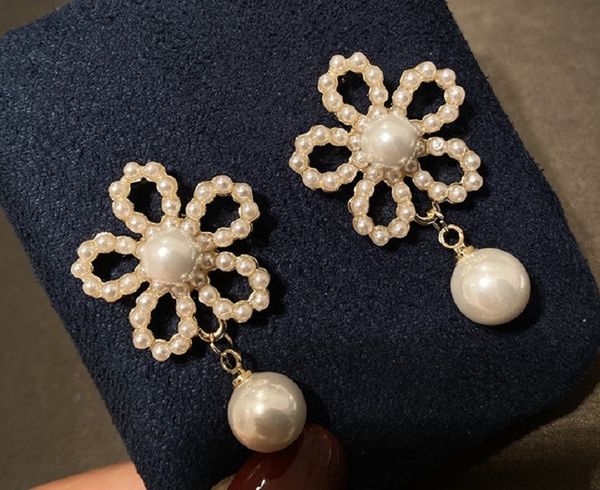 fashion luxury designer lovely elegant beautiful pearl flower pendant stud earrings for women girls silver post
fashion luxury designer lovely elegant beautiful pearl flower pendant stud earrings for women girls silver post