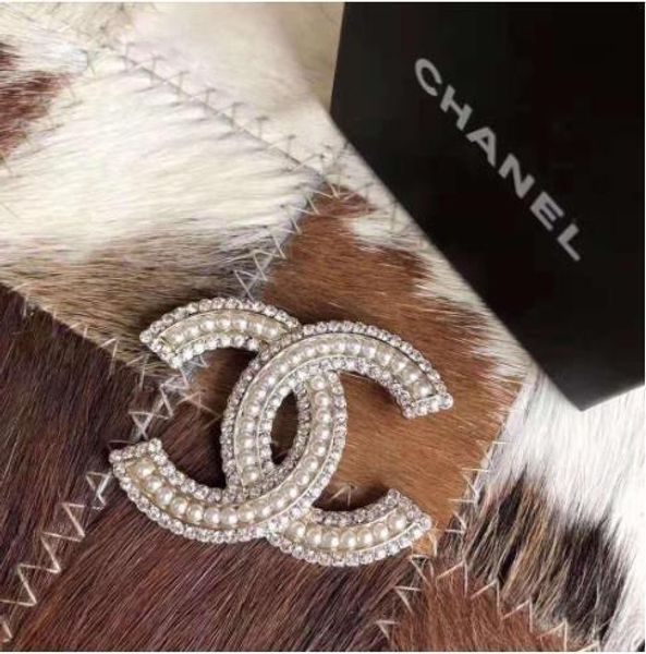 2020 classic autumn winter pearl crystal letter brooch luxury customized broach, Golden;silver
2020 classic autumn winter pearl crystal letter brooch luxury customized broach, Golden;silver