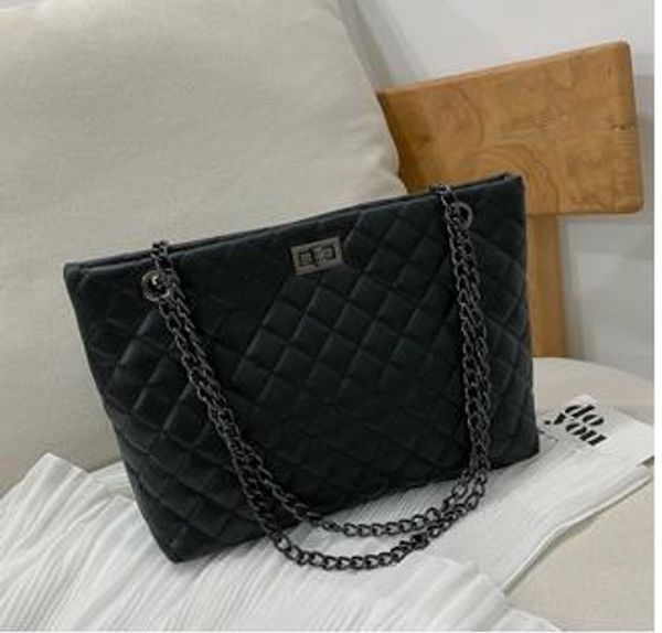 2020 Designer Shoulder Bag Decoration Lock Diamond Shape Female Bag New Chain Large Capacity Bag
2020 Designer Shoulder Bag Decoration Lock Diamond Shape Female Bag New Chain Large Capacity Bag