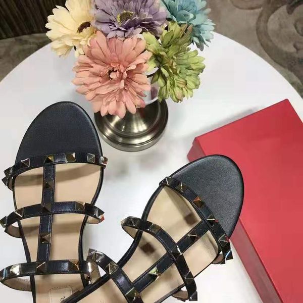 2020 women slippers new arrival rivets style fashion style classic quality sandal size 35-41, Black
2020 women slippers new arrival rivets style fashion style classic quality sandal size 35-41, Black