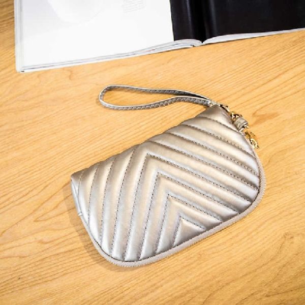 female hand takes fashion new small bag sheepskin pattern wrist bag japan and south korea mobile phone v word rhombic hand bag
female hand takes fashion new small bag sheepskin pattern wrist bag japan and south korea mobile phone v word rhombic hand bag