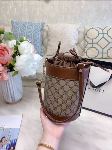 fashion 2020 women's round barrel strap-strap retro one-shoulder diagonal cross type bag
fashion 2020 women's round barrel strap-strap retro one-shoulder diagonal cross type bag