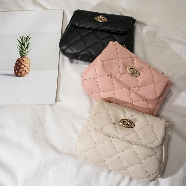 2020 new classic wild small fragrance small square bag messenger bag diamond chain tide 
2020 new classic wild small fragrance small square bag messenger bag diamond chain tide