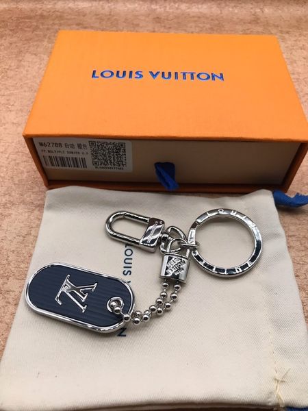 A new interpretation of the theme, this bag and keychain is decorated with an iconic padlock, and the design style is hard masculine
A new interpretation of the theme, this bag and keychain is decorated with an iconic padlock, and the design style is hard masculine
