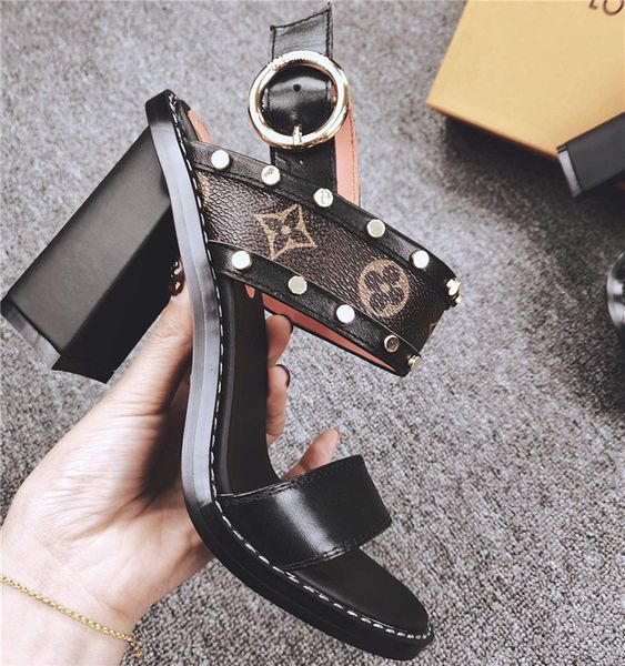 Pa enger andal andal 1a4wg8 women andal luxury de igner hoe leather women with box ize 35 41 
Pa enger andal andal 1a4wg8 women andal luxury de igner hoe leather women with box ize 35 41