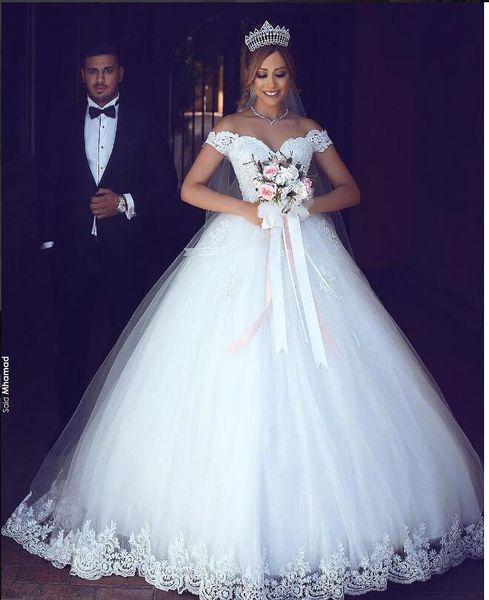 2019 vintage lace appliqued a-line wedding dress luxury off shoulder princess plus size bridal gown bm0977, White
2019 vintage lace appliqued a-line wedding dress luxury off shoulder princess plus size bridal gown bm0977, White