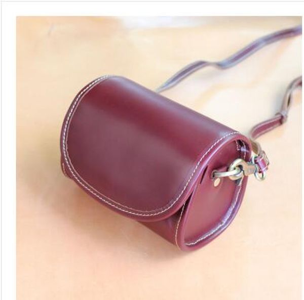 new red designer fashion show crocodile pattern small bag wild small bag shoulder slung portable decorative bag
new red designer fashion show crocodile pattern small bag wild small bag shoulder slung portable decorative bag