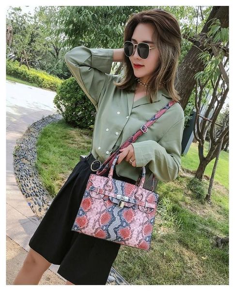 женская 2020 новая европейская и американская мода тенденция змеиный принт женские сумки
женская 2020 новая европейская и американская мода тенденция змеиный принт женские сумки