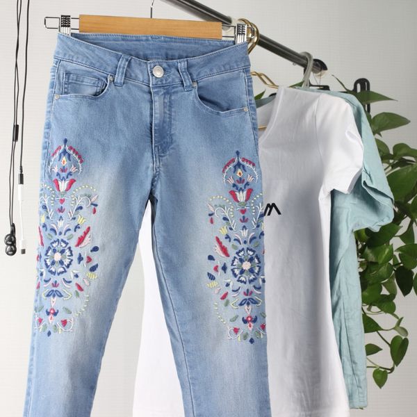 2019female new mid-waist casual floral-embroidery zippers- straight ankle-length pants summer and fall printed jeans, Blue
2019female new mid-waist casual floral-embroidery zippers- straight ankle-length pants summer and fall printed jeans, Blue