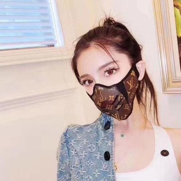 Мода Мужчины Женщины Роскошные Письмо Печати Кожа Половина Маски Для Лица Пара На Открытом Воздухе Моющиеся Многоразовые Антипылевые Туман Защитные Маски
Мода Мужчины Женщины Роскошные Письмо Печати Кожа Половина Маски Для Лица Пара На Открытом Воздухе Моющиеся Многоразовые Антипылевые Туман Защитные Маски