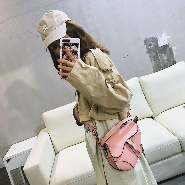 2020 новая мода классический дамы сумка saddle bag мода металл письмо сумочка стиль потрясающие аксессуары
2020 новая мода классический дамы сумка saddle bag мода металл письмо сумочка стиль потрясающие аксессуары
