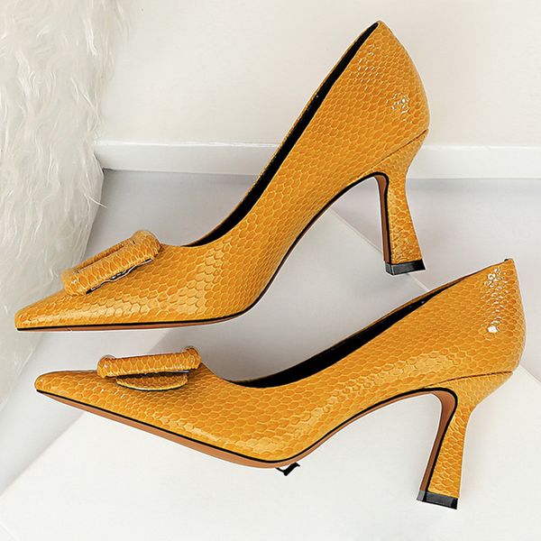 2020 women yellow pumps snakeskin 7.5cm high heels plus size 43 short low heels office lady party wedding prom female shoes, Black
2020 women yellow pumps snakeskin 7.5cm high heels plus size 43 short low heels office lady party wedding prom female shoes, Black