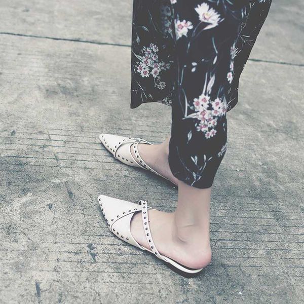 slippers women's 2020 summer new baotou flat shoes net red riveting nail flat lazy half slippers, Black 
slippers women's 2020 summer new baotou flat shoes net red riveting nail flat lazy half slippers, Black