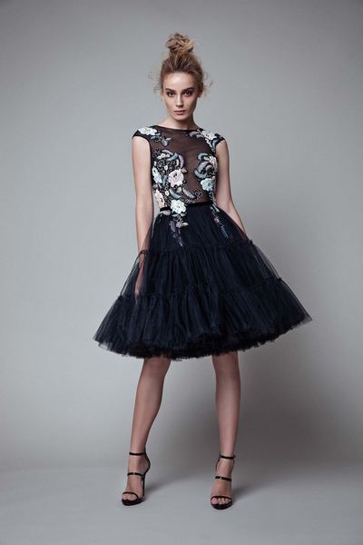 berta 2020 black embroidery flowers short cocktail dresses open back layers tulle party gown mini prom evening homecoming wear
berta 2020 black embroidery flowers short cocktail dresses open back layers tulle party gown mini prom evening homecoming wear