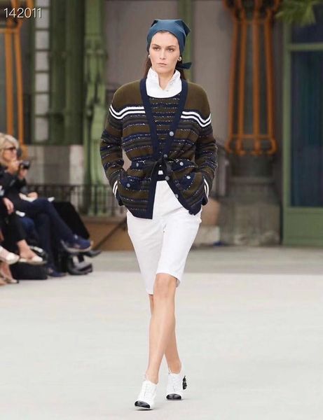 женщины vintage вязаные кардиган свитера девочки runway luxury полосатый цвет лоскутная блестки дизайн army green однобортный пиджак 2020, Black;brown
женщины vintage вязаные кардиган свитера девочки runway luxury полосатый цвет лоскутная блестки дизайн army green однобортный пиджак 2020, Black;brown