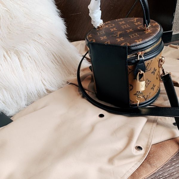 2019 new li ting women de igner handbag genuine leather fa hion co metic ca e hape bucket bagin
2019 new li ting women de igner handbag genuine leather fa hion co metic ca e hape bucket bagin