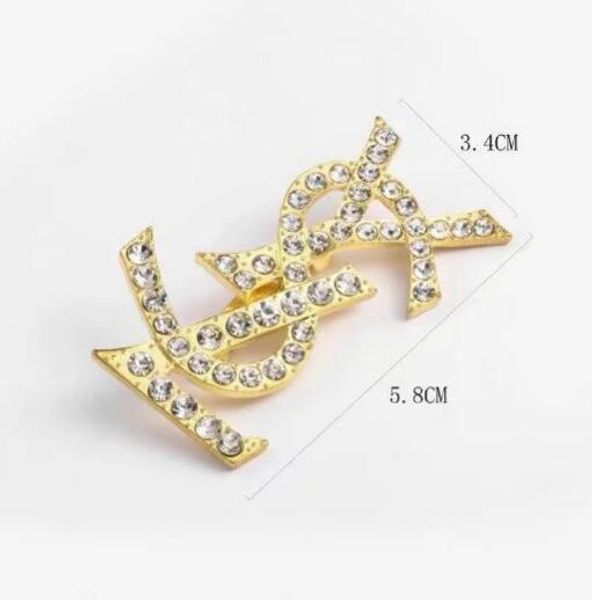 2019 Fashion Unisex Men Women Luxury Design Brooches Pins Gold Plated Letter Pins Brooch Suit Dress Pins for Men Women 7829
2019 Fashion Unisex Men Women Luxury Design Brooches Pins Gold Plated Letter Pins Brooch Suit Dress Pins for Men Women 7829