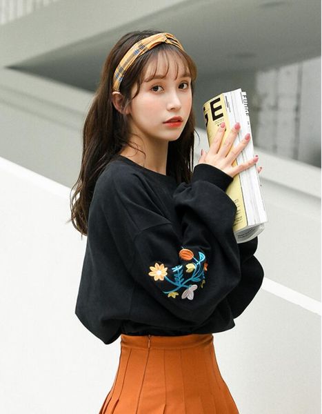 2018 autumn new heavy embroidered lantern sleeve sweatshirt, Black
2018 autumn new heavy embroidered lantern sleeve sweatshirt, Black