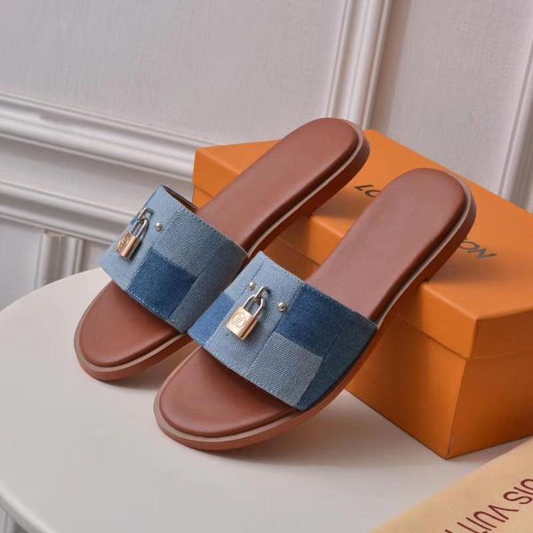 2019ss 1a5813 лето фирменные женщины письмо печати патент холст замок это плоский мул дизайнер леди кожа подошва пляжная тапочка 1a5809 с ко, Black
2019ss 1a5813 лето фирменные женщины письмо печати патент холст замок это плоский мул дизайнер леди кожа подошва пляжная тапочка 1a5809 с ко, Black