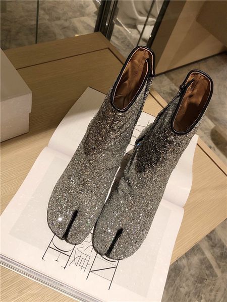 2020 new high-end boots, leather split toe women's boots, fashionable gold and silver cylindrical heel design, all kinds of women, Black
2020 new high-end boots, leather split toe women's boots, fashionable gold and silver cylindrical heel design, all kinds of women, Black