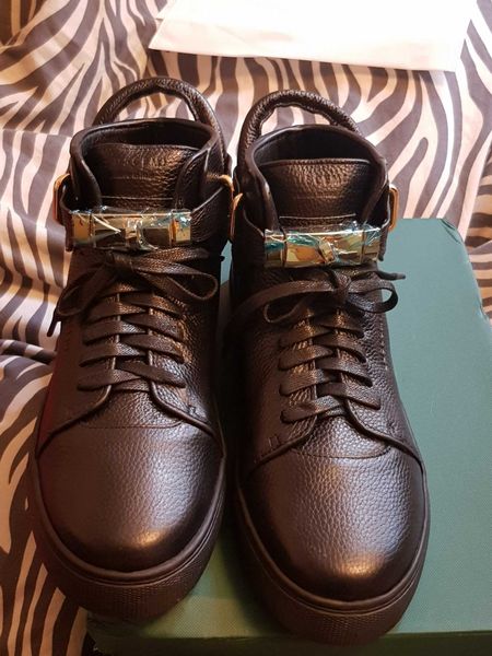 luxury designer men sneakers cowhide fashion men comfortable casual flat shoes high shoes lock shoes with box, Black
luxury designer men sneakers cowhide fashion men comfortable casual flat shoes high shoes lock shoes with box, Black