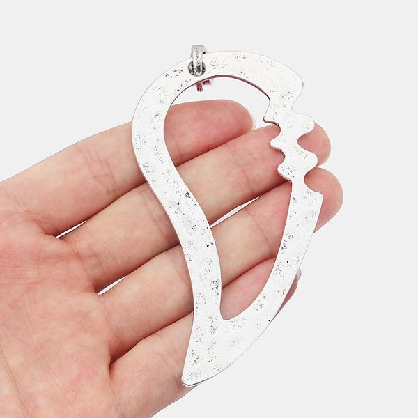 2pcs antique silver large hammered hollow open moon crescent gear charms pendants for necklace making jewelry findings 95x50mm, Black
2pcs antique silver large hammered hollow open moon crescent gear charms pendants for necklace making jewelry findings 95x50mm, Black