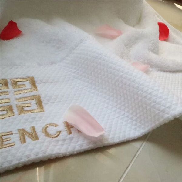 2019 два шт. наборы вышитые полотенце детская одежда для взрослых мода комфорт плюш
2019 два шт. наборы вышитые полотенце детская одежда для взрослых мода комфорт плюш