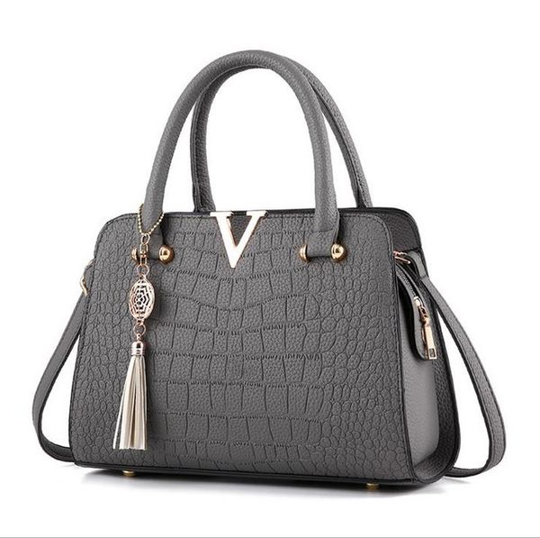 womans fashion crocodile leather v letters designer handbags luxury quality lady shoulder crossbody bags fringed messenger bag
womans fashion crocodile leather v letters designer handbags luxury quality lady shoulder crossbody bags fringed messenger bag