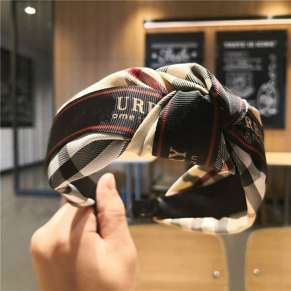 classic style headbands for ladies fashion women's hair band with print letter delicate hair accessories jewelry as gifts
classic style headbands for ladies fashion women's hair band with print letter delicate hair accessories jewelry as gifts