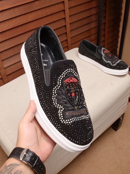 new style high-end luxury men's casual loafers triple fashion men's brand men's shoes without laces classic vintage pattern m, Black
new style high-end luxury men's casual loafers triple fashion men's brand men's shoes without laces classic vintage pattern m, Black