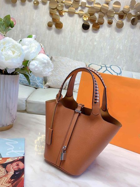 2020 new designer handbag quality luxury handbag famous brand designer handbag ladies bag diagonal bag fashion leather shoulder bag 223
2020 new designer handbag quality luxury handbag famous brand designer handbag ladies bag diagonal bag fashion leather shoulder bag 223