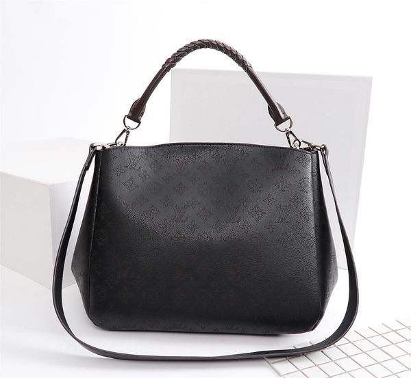 The new 2017 The European and American fashion female bag shoulder bag inclined shoulder bag Ms chain package 29*25*16.5cm
The new 2017 The European and American fashion female bag shoulder bag inclined shoulder bag Ms chain package 29*25*16.5cm