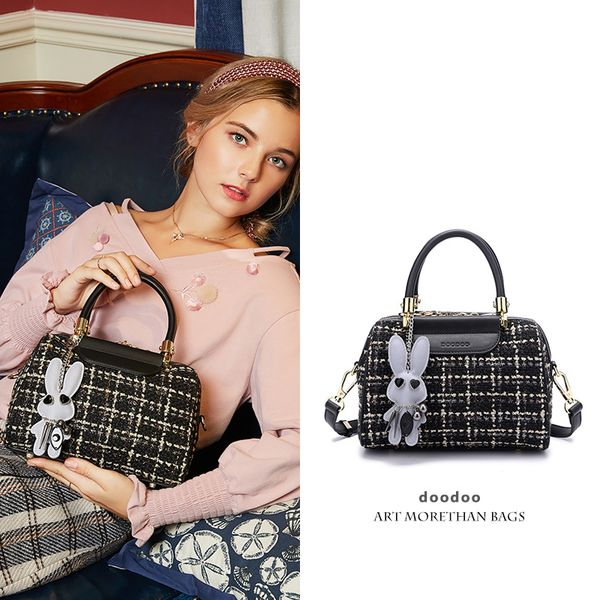 2020 new wild portable boston bag checked shoulder crossbody bag 
2020 new wild portable boston bag checked shoulder crossbody bag