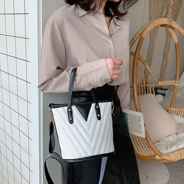 new wild hit color shoulder messenger bag wide shoulder strap hardware hook portable bucket bag female female des
new wild hit color shoulder messenger bag wide shoulder strap hardware hook portable bucket bag female female des