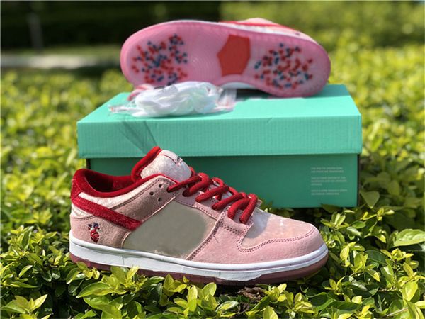new authentic strangelove sb dunk low valentine's day running shoes men women bright melon gym red med soft pink sports sneakers ct2552
new authentic strangelove sb dunk low valentine's day running shoes men women bright melon gym red med soft pink sports sneakers ct2552