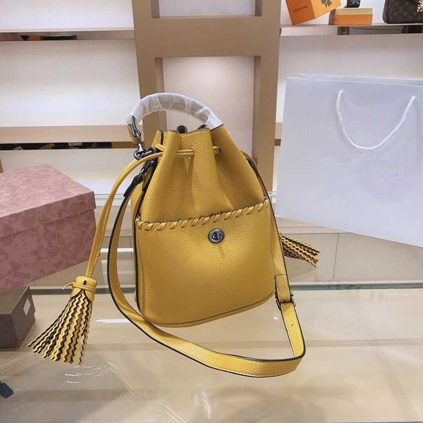 bag is the latest version of women's may inclined shoulder bag, fashionable tassel design style of luxury bucket with the bag
bag is the latest version of women's may inclined shoulder bag, fashionable tassel design style of luxury bucket with the bag
